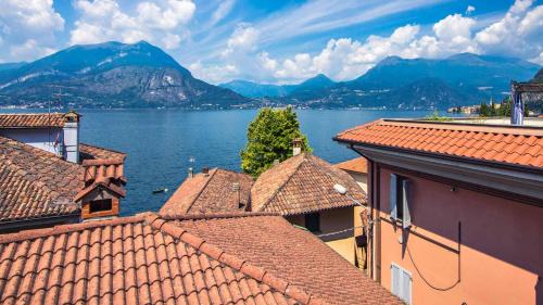 One-Bedroom Apartment with Lake View