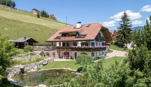 Apartment with Mountain View