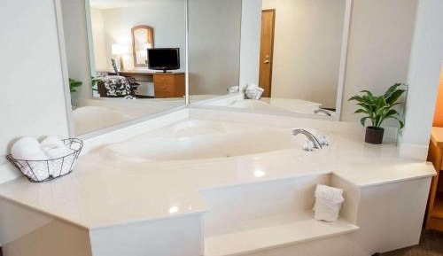 King Suite with Whirlpool - Non-Smoking