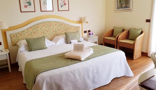 Classic Double Room with Lake View