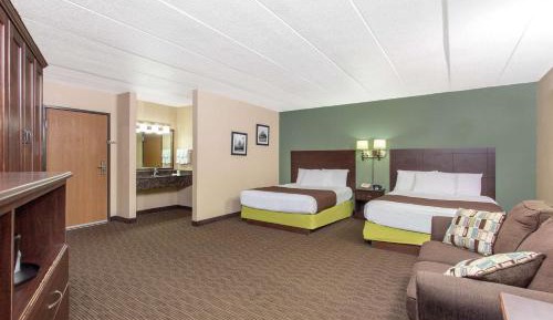Deluxe Queen Room with Two Queen Beds - Non-Smoking