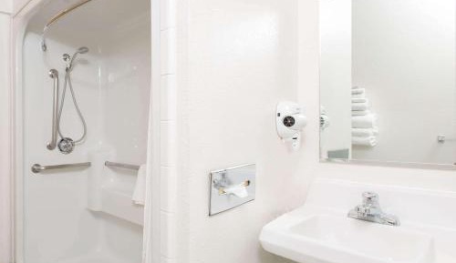 1 Queen Bed, Mobility Accessible Junior Suite, Bathtub w/Grab Bars, Non-Smoking