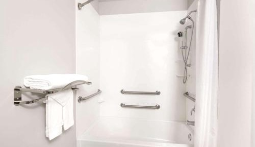 Queen Room with Bath Tub - Mobility/Hearing Accessible - Non-Smoking