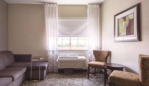 King Room with Roll-In Shower - Mobility/Hearing Accessible - Non-Smoking