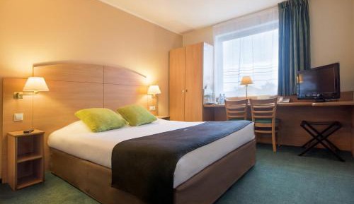 Standard Room - 1 Queen Bed