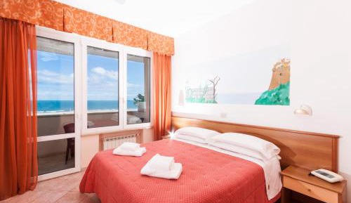 Double or Twin Room with Sea View