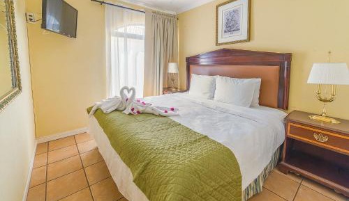 Apartment with Pool View 