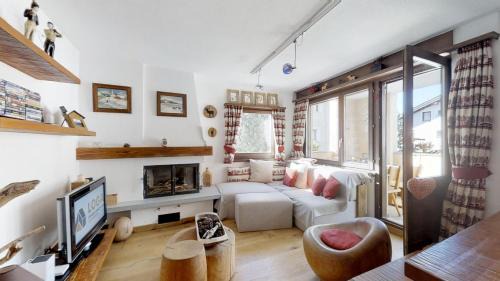 Apartment with Mountain View
