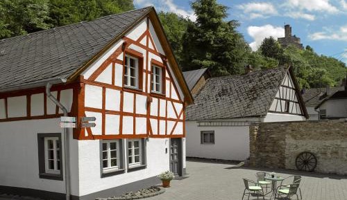 Three-Bedroom Apartment with Balcony