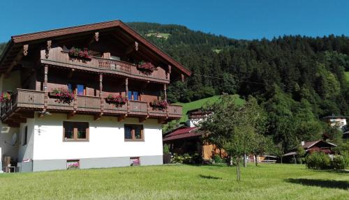 Apartment with Mountain View