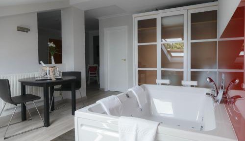 Queen Suite with Spa Bath