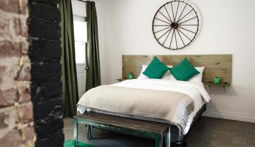 Queen Room with Private Bathroom