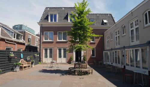 Large One-Bedroom Apartment with Bath 