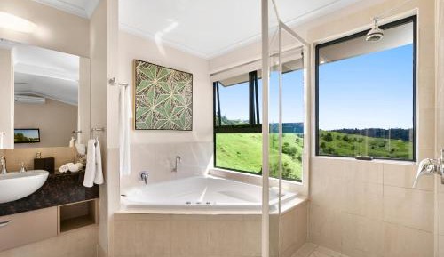 Deluxe cabin with spa bath and hinterland views