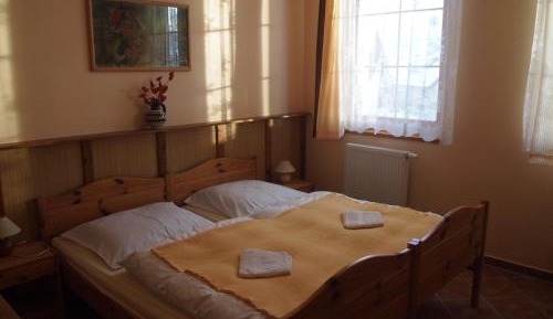 One-Bedroom Apartment with Kitchenette