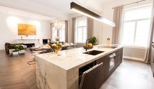 Five-Bedroom Apartment with Balcony