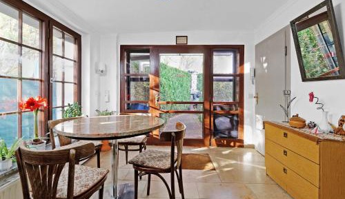 Apartment with Garden View