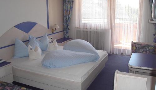 Double Room with Balcony and Mountain View