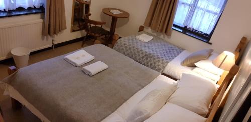 Twin Room with Private External Bathroom