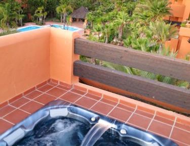 Luxury Two-Bedroom Apartment with Spa Bath