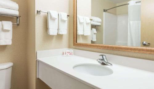 Queen Room with Two Queen Beds and Lake View - Accessible/Non-Smoking