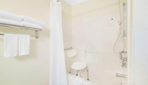 Queen Room - Disability Access - Non-Smoking