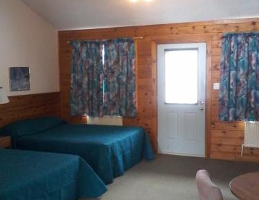 Queen Suite with Pool and Lake View - Pet Friendly