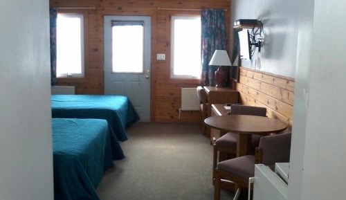 Queen Room with Pool and Lake View - Non-Smoking/Pet Friendly