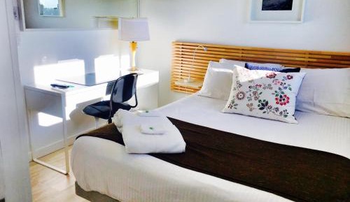 Standard Queen Room with Private Bath 