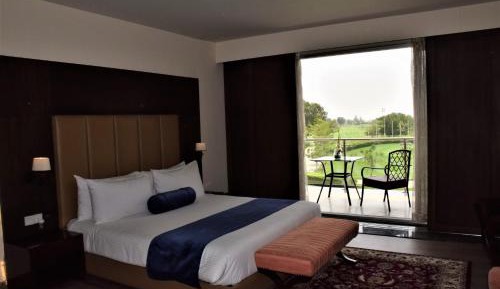 Deluxe Double Room (2 Adults + 1 Child)