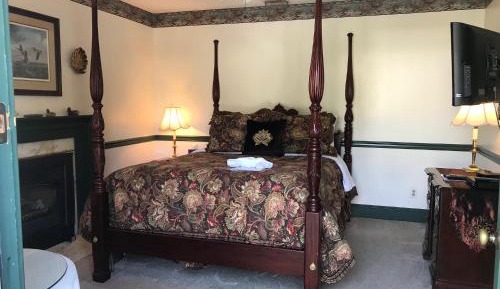 Queen Room with Fireplace