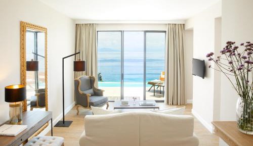 Deluxe Suite with Private Pool and Sea View
