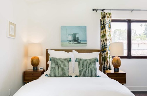 Los Feliz House | Los Feliz Casita Guesthouse Nestled in Private Garden