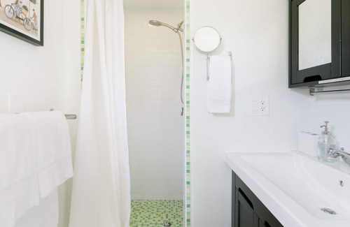 Los Feliz House | Los Feliz Casita Guesthouse Nestled in Private Garden
