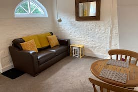 Farnham House | Pebble Cottage, great location, self contained