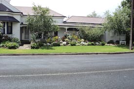 Penola House | Travellers Rest B & B- Cottage 2 min walk to town
