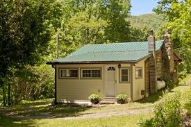 Leicester Cabin | STAR HAVEN LODGING- ASHEVILLES AUTHENTIC LOG CABIN