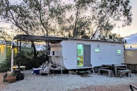 Lightning Ridge Cabin | Outback Quirk, comfy bed & fossicking - THE Tardis