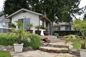 Lake Goodwin House | Tiny House on Lake Goodwin with Hot Tub & Dock