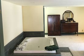 Shullsburg Apartment | Lead Region Lodging Suite