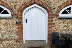 Farnham House | Pebble Cottage, great location, self contained