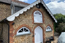 Farnham House | Pebble Cottage, great location, self contained