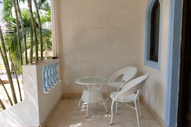 Saunta Vaddo Apartment | Mango studio w/kitchen - 2 minutes walk to beach