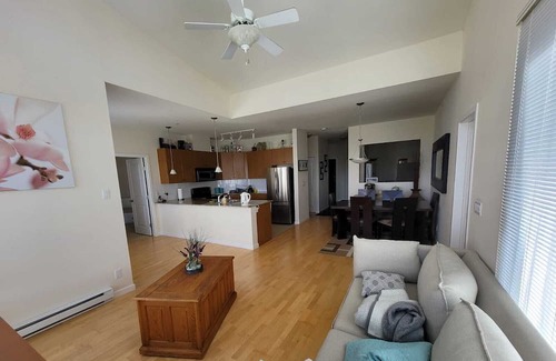 Guildford Condo | Peaceful Centralized TopFloor Condo in Surrey Guilford