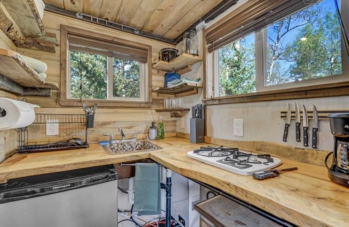 Cripple Creek Cabin | NEW Lovable Mountain Tiny Home near Cripple Creek