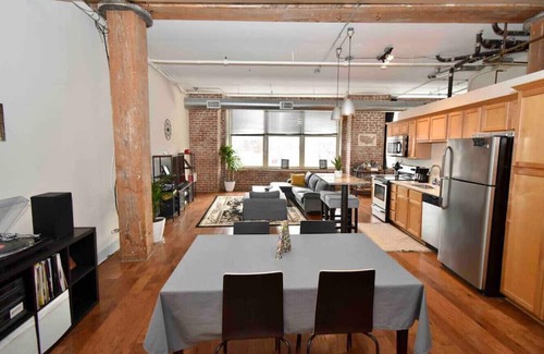 Downtown Kansas City Apartment | ★ THE PAD ★ KING BED ★