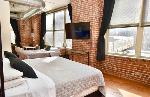 Downtown Kansas City Apartment | ★ THE PAD ★ KING BED ★