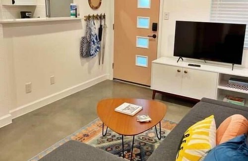 Clarksville Condo | Instagrammable Condo Walkable to All in Austin!