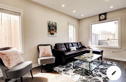 Meadowvale Village House | Spacious 4 beds modern house available in Mississauga for short term rentals.