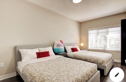 Meadowvale Village House | Spacious 4 beds modern house available in Mississauga for short term rentals.